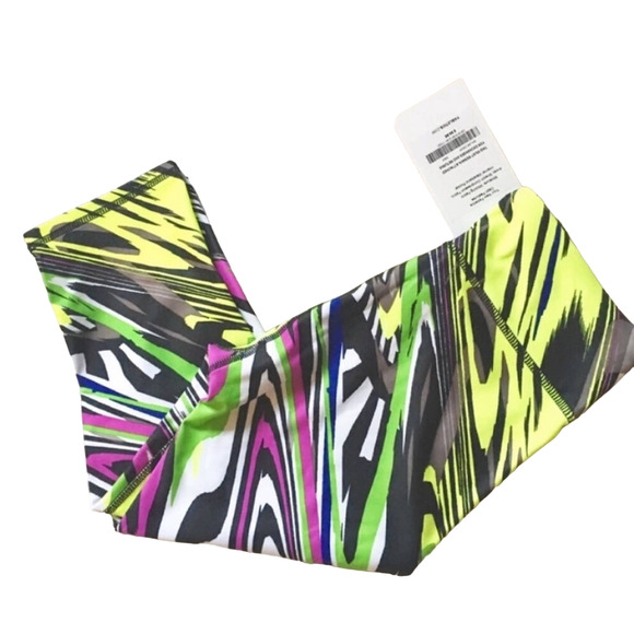 NEW FABLETICS Neon Black White Salar Crop Knee Length Workout Pant Leggings XS - Picture 3 of 7